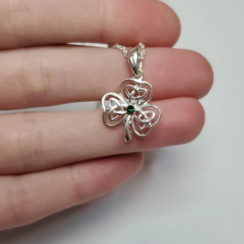 Saint Patricks day lucky clover necklace ~ 16 inches made by Avon 2010 - Picture 2 of 8